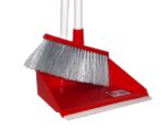 Faras cu lamelă și perie din plastic roșu, pentru o curățenie rapidă și ușoară.